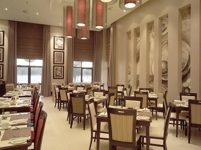 Mondior At Emperors Palace Кемптън Парк Екстериор снимка