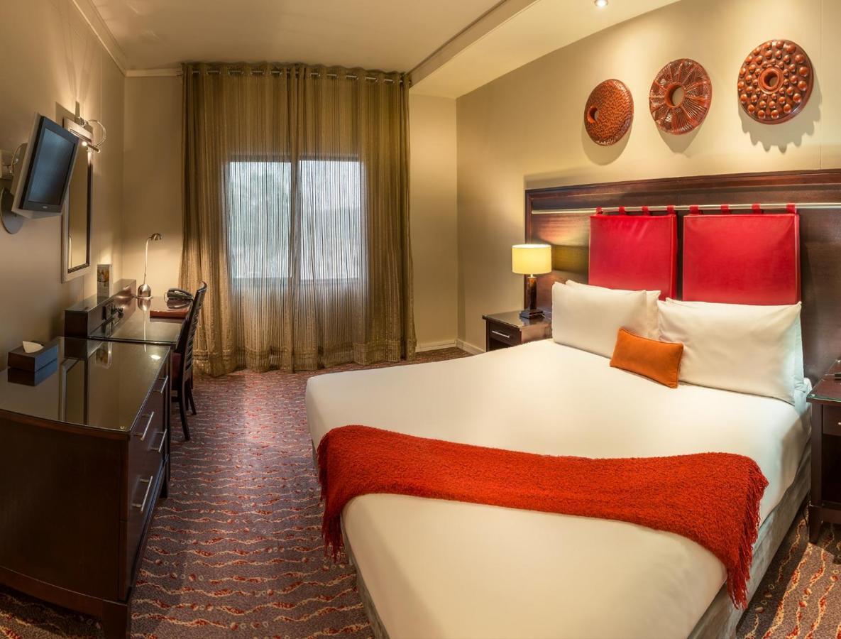 Mondior At Emperors Palace Кемптън Парк Екстериор снимка